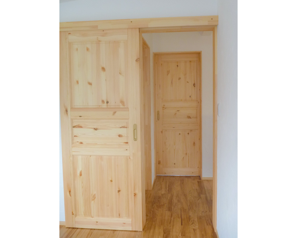 自然にあるそのままを生かした木製内装ドアが標準仕様