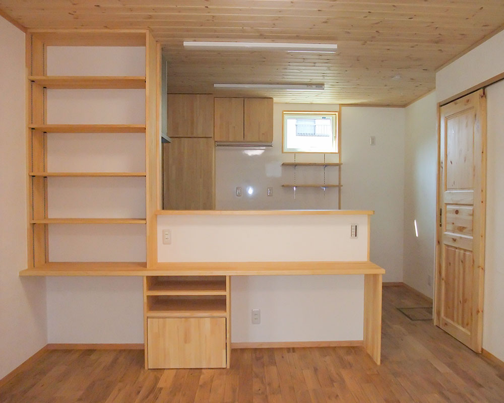 天井までぴったりの本棚。カウンターにはコンセント。造作ならではの使う人に合わせた家具です。
